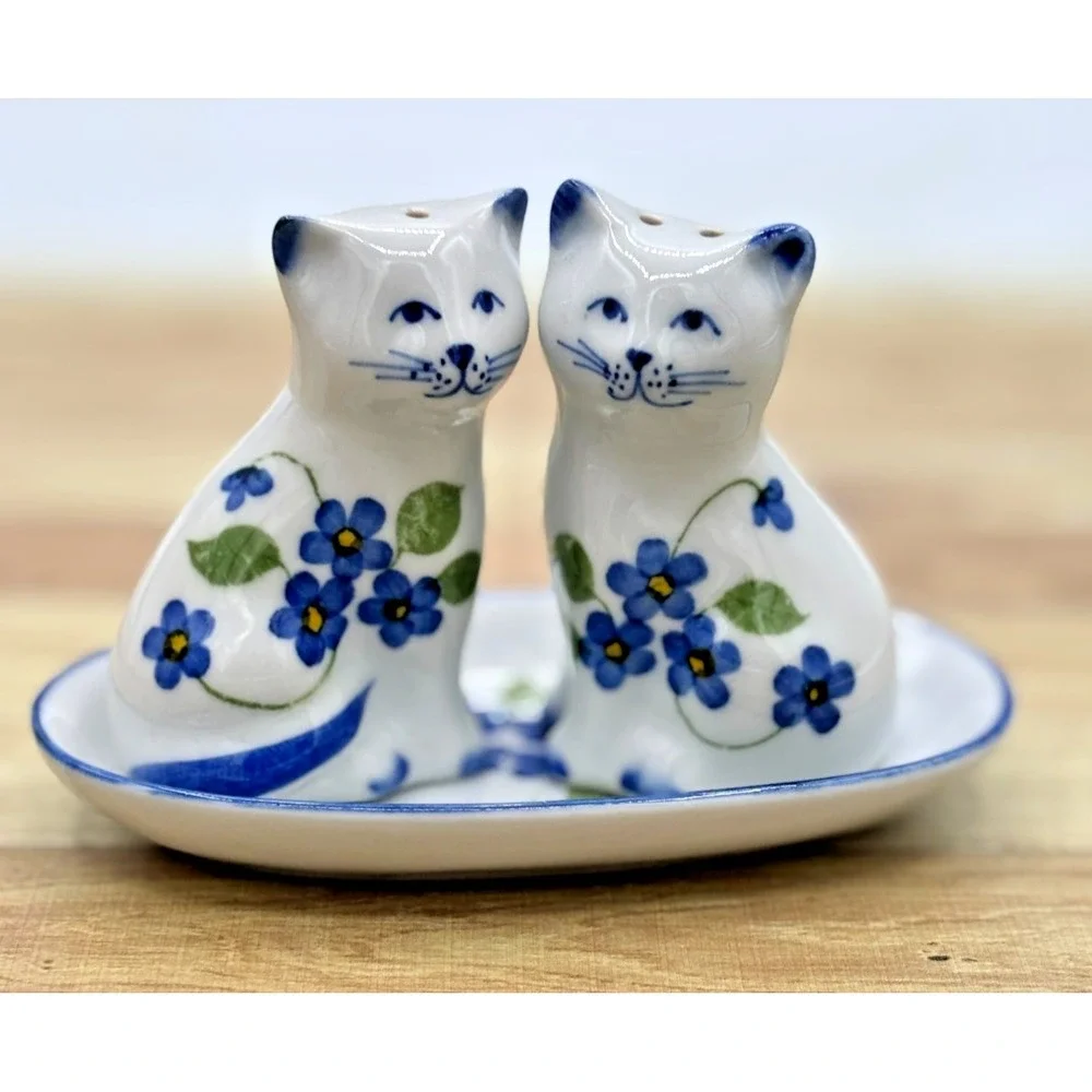 Andrea by Sadek Blue And White Cats Kitties Salt and Pepper Shakers and Tray Set